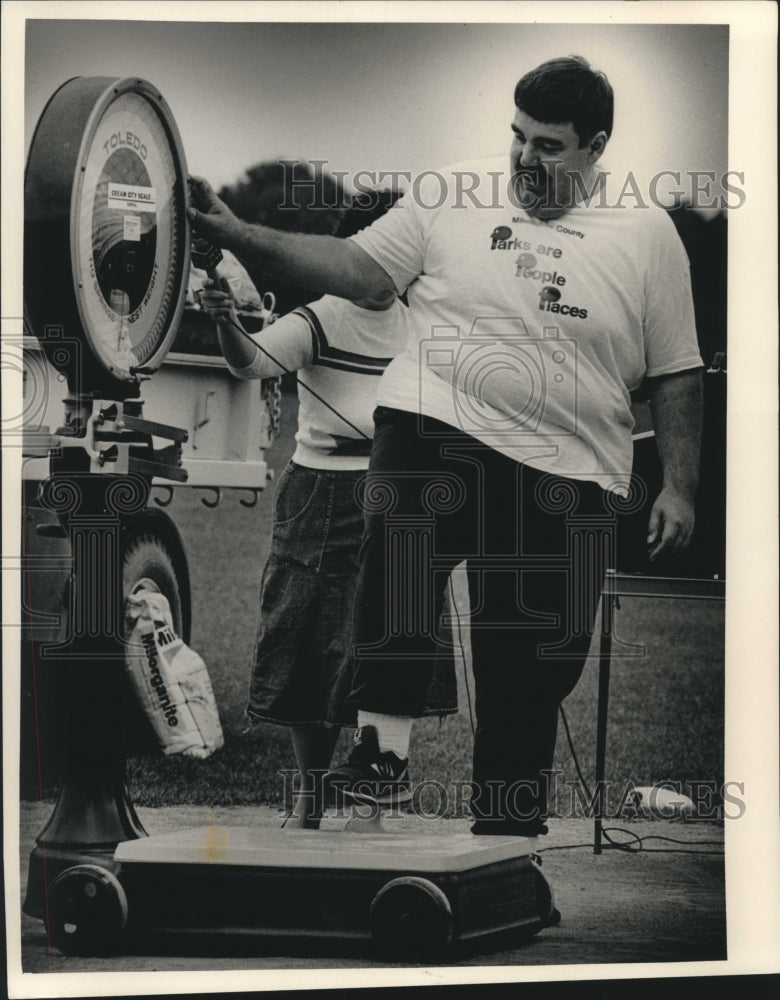 Press Photo Dave Schultz steps on scale - mjc20635 - Historic Images