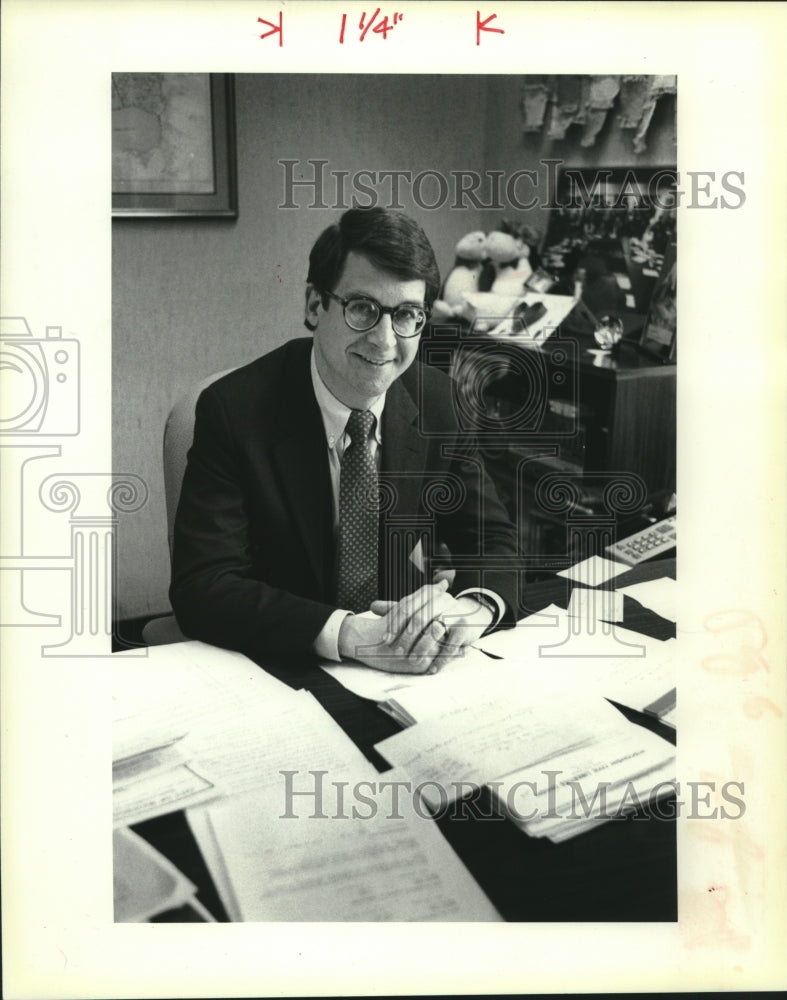 1987 Press Photo Madison, WI Mayor F. Joseph Sensenbrenner Jr. in his office. - Historic Images