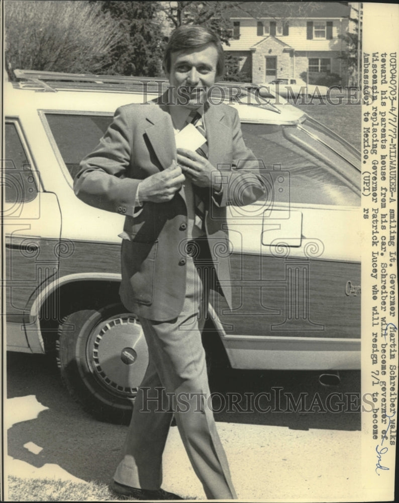 1977 Press Photo Lieutenant Governor Martin Schreiber walking to parents house - Historic Images