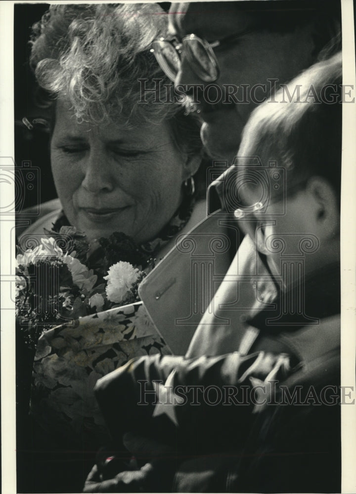 1991 Press Photo Schroder Family Accept Flag for Deceased Marine Son, Scott - Historic Images