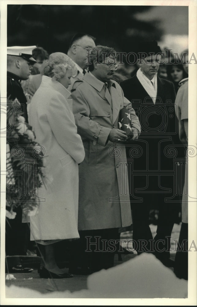 1991 Press Photo Parents of Marine Lance Corporal Scott Schroeder at His Funeral - Historic Images