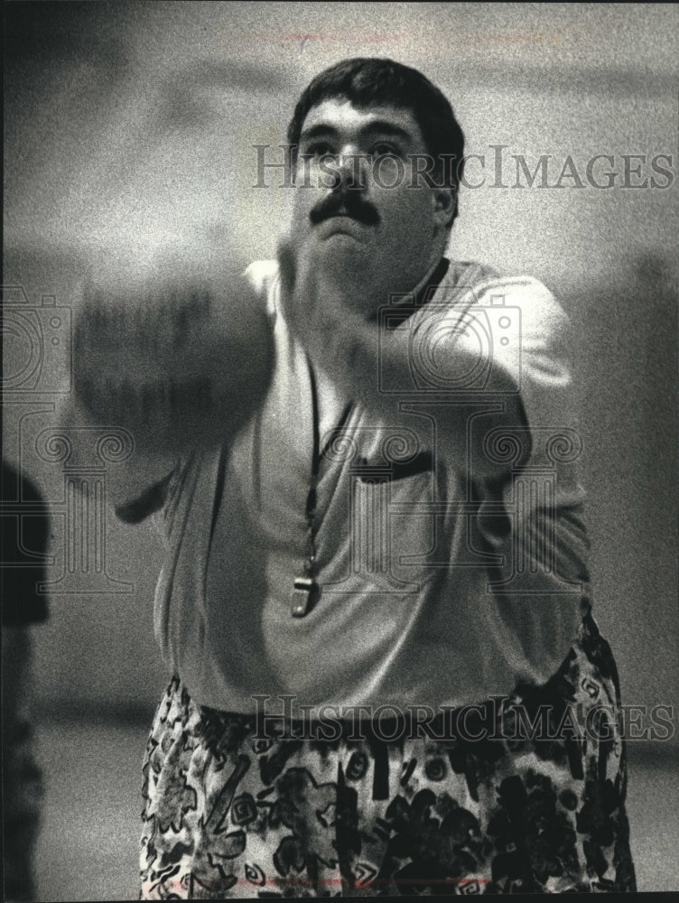 1990 Press Photo David Schulz, Milwaukee County Executive Shoots Free Throw - Historic Images