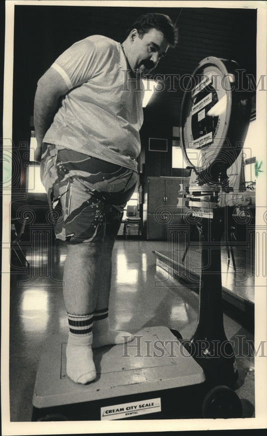 1987 Press Photo David Schulz, Milwaukee County Parks Director, at Weigh-In - Historic Images