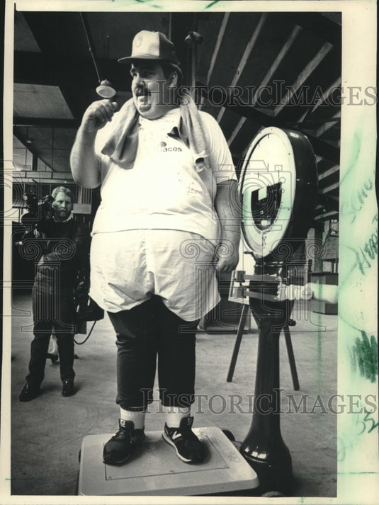 1986 Press Photo David F. Schulz weighing in at County Stadium, Milwaukee - Historic Images