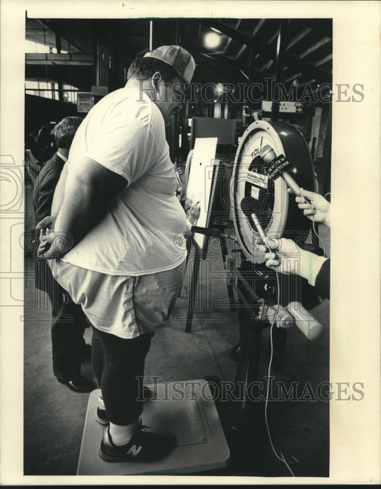 1986, David F. Schulz, weighs in, County Stadium, Milwaukee - Historic Images
