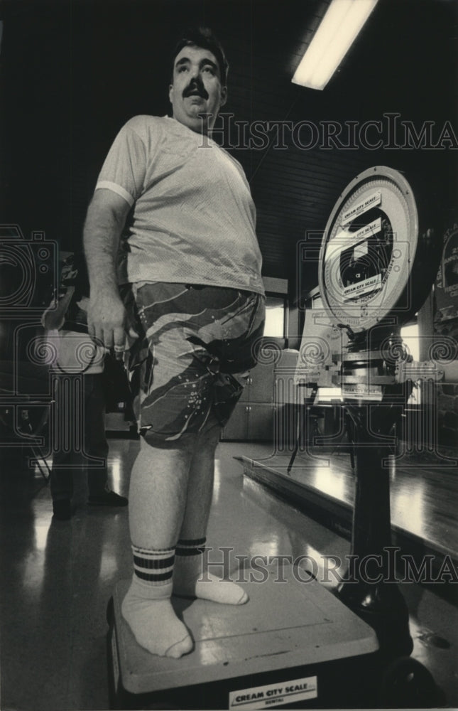 1987 Press Photo David F. Schulz on a large scale showing big weight loss. - Historic Images