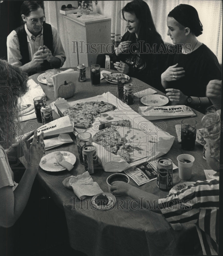 1992 April Schuldt and family pray before dinner, Wisconsin - Historic Images