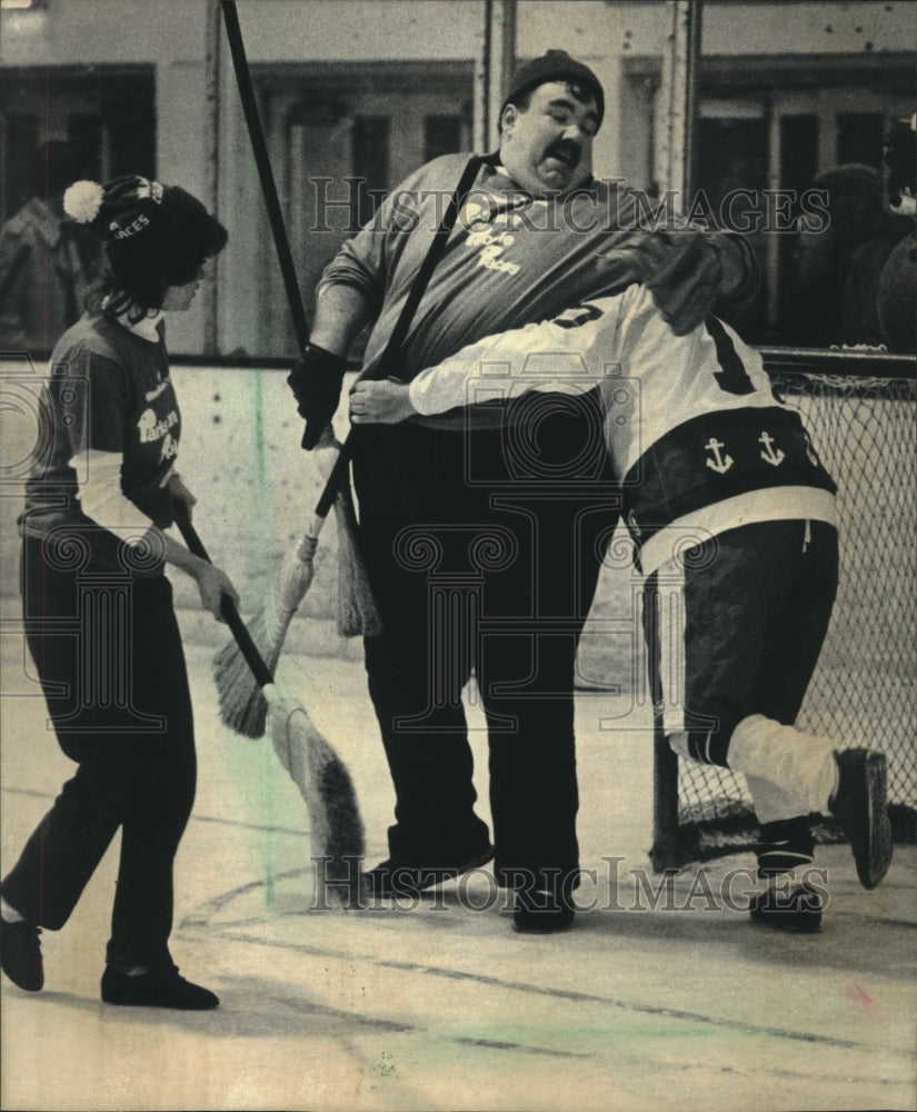 1986 Press Photo Milwaukee County Park Director Dave Schulz playing broom ball - Historic Images