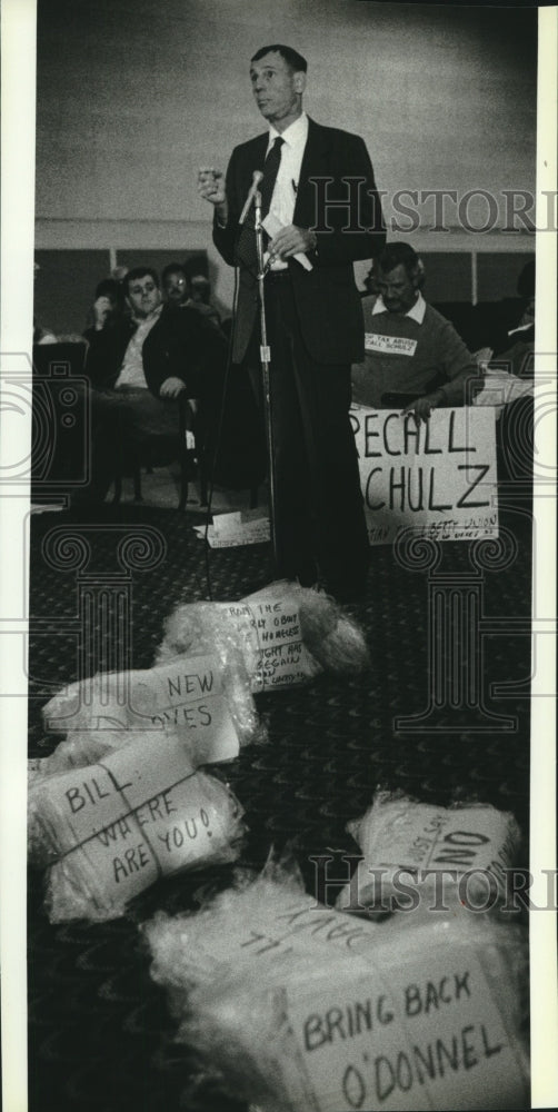 1989 Ron Sippel speaks at Milwaukee County Budget hearing - Historic Images