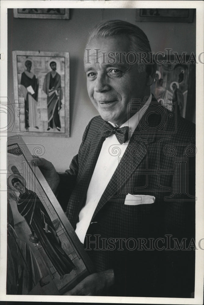 1966 Press Photo Milwaukee artist, Felix Senger holding picture - mjc20735 - Historic Images