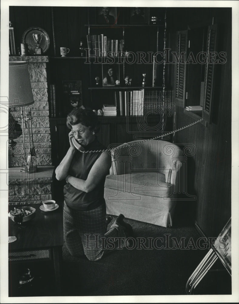 1976 Press Photo Mrs. Peter Senn on telephone in home, Wisconsin - mjc20742 - Historic Images