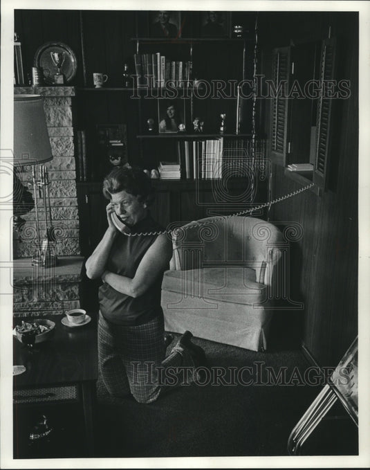 1976 Press Photo Mrs. Peter Senn on telephone in home, Wisconsin - mjc20742 - Historic Images