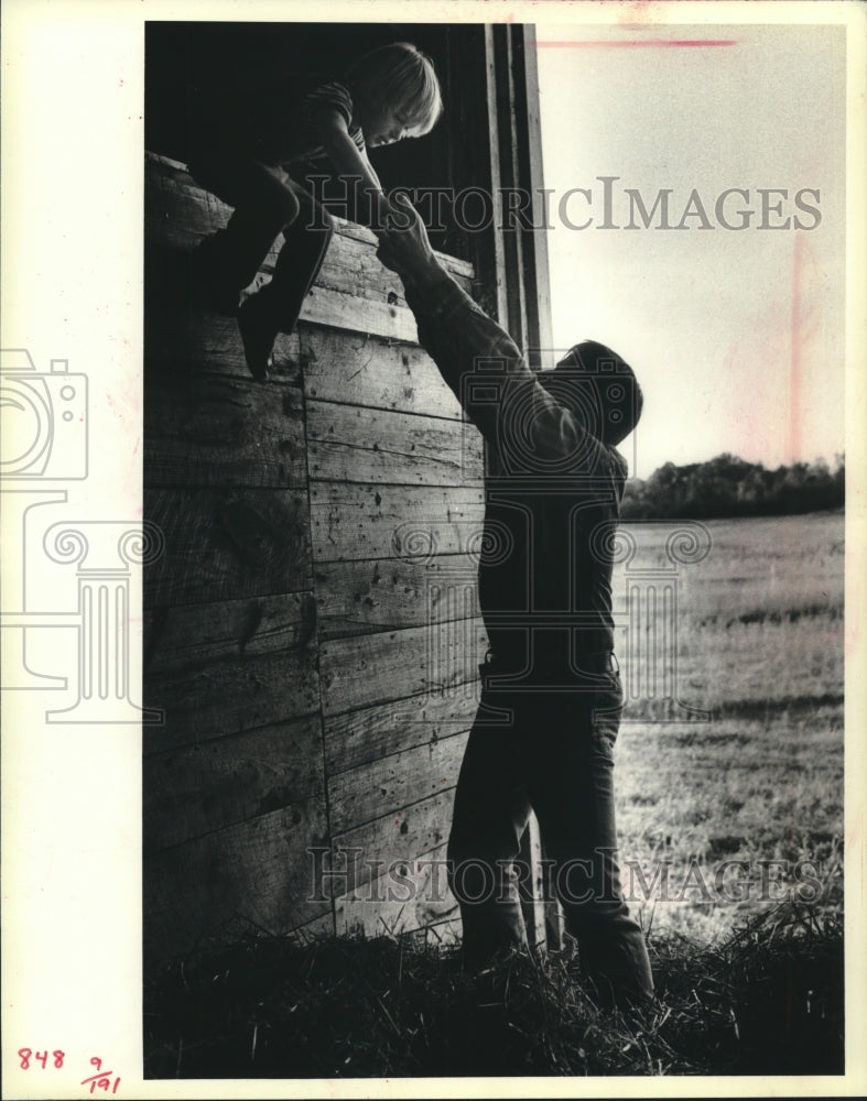 1979 Press Photo Martin Schreiber helping his son Matthew - mjc20766 - Historic Images