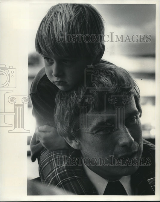1978 Martin Schreiber & son Matt walking in Waunakee, Wisconsin - Historic Images