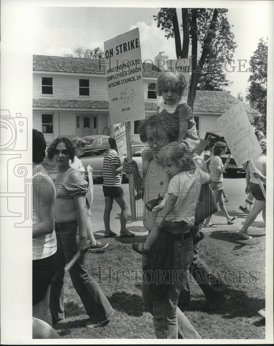 1977 Wisconsin state employees with strike signs, Governor's mansion - Historic Images