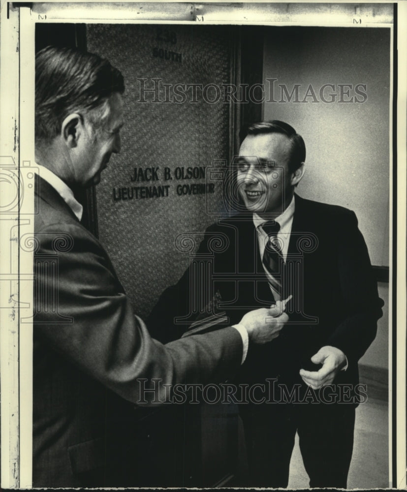 1970 Press Photo Martin Schreiber gets office key from Jack Olson, Wisconsin - Historic Images