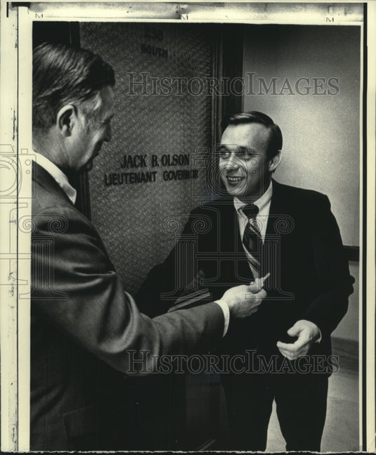 1970 Press Photo Martin Schreiber gets office key from Jack Olson, Wisconsin - Historic Images