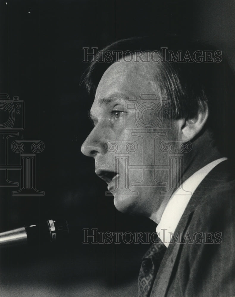 1977 Press Photo Martin Schreiber addressing Wisconsin legislature - mjc20779 - Historic Images