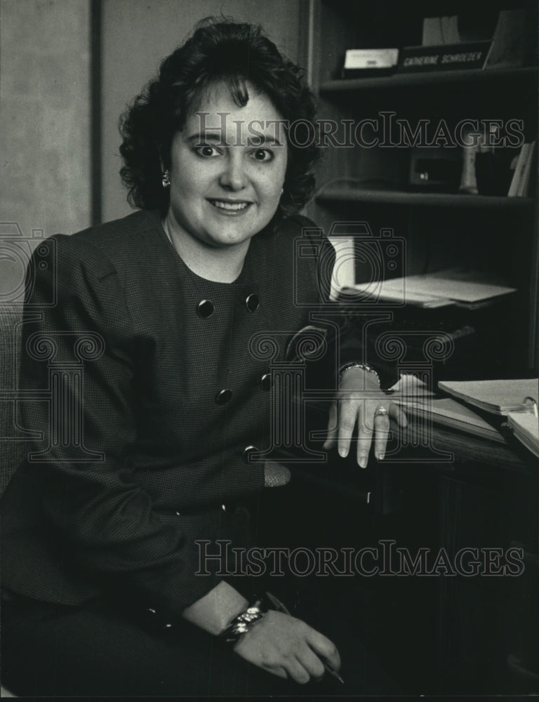 1991 Press Photo Catherine Schroeder Business program manager at Mount Mary. - Historic Images