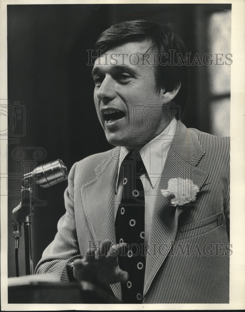 1977 Press Photo Lieutenant Governor Martin Schreiber, Foster Care Committee - Historic Images