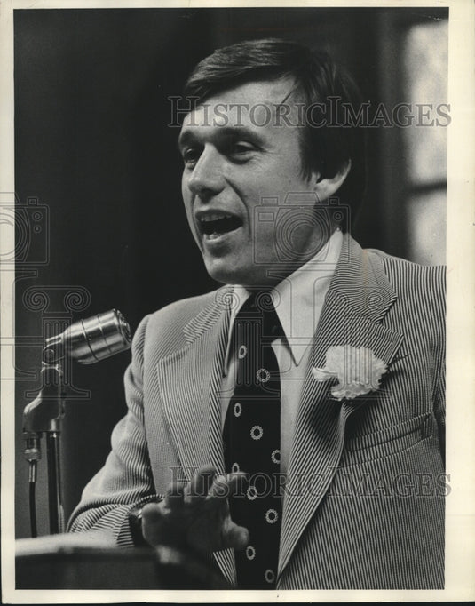 1977 Press Photo Lieutenant Governor Martin Schreiber, Foster Care Committee - Historic Images