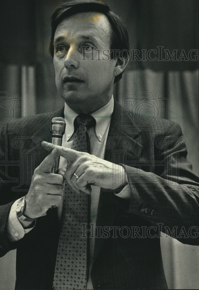 1988 Press Photo Martin Schreiber, Wisconsin governor, gestures during speech - Historic Images