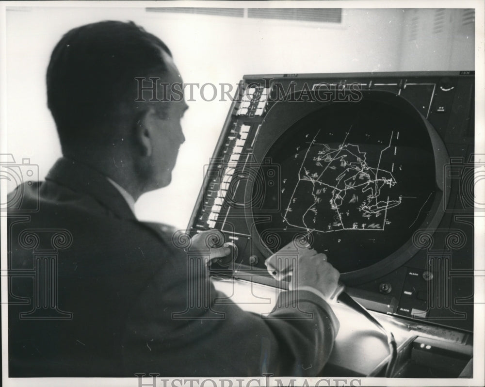 1961 Press Photo Col. John R. Propst, shows how the SAGE system is used - Historic Images
