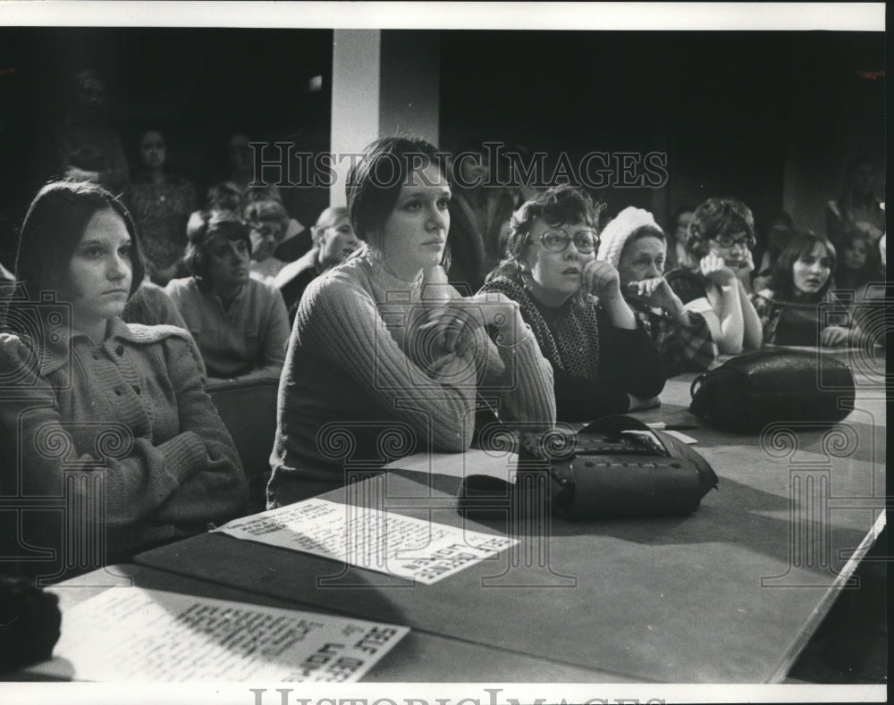 1974 Press Photo Women listen to speaker, self-defense clinic, Milwaukee-Historic Images