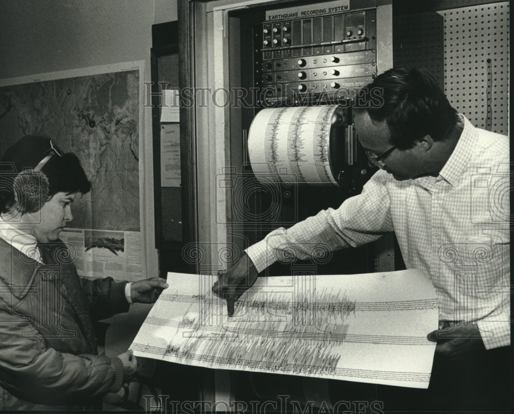 Press Photo Kathy Ermer, Ronald Friedel at Sabin Hall UWM read seismographs - Historic Images