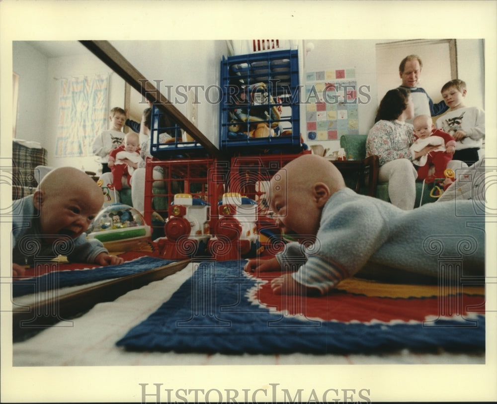 1993 Press Photo The Seibel quintuplets &amp; parents Debbie &amp; Andy, Wisconsin - Historic Images