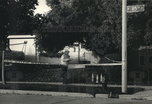 1988, Michael Preuschl surveyed the crime scene, Milwaukee, Wisconsin - Historic Images