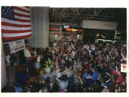 1994 Press Photo Olympic hero Dan Jansen welcomed home at Mitchell Airport - Historic Images