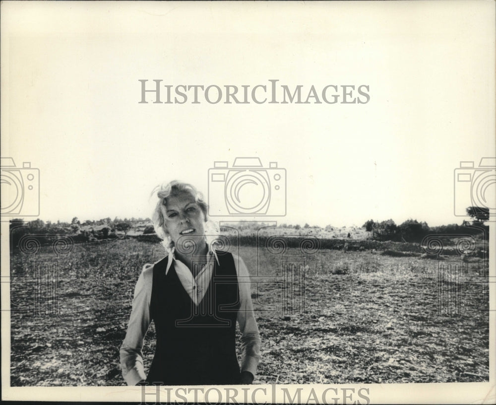 1970 Press Photo Mme. Georges Pompidou, on her farm in southwest France. - Historic Images