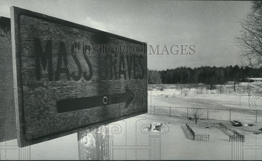 1976 Press Photo Mass burial plot in Peshtigo Fire Cemetery in Wisconsin - Historic Images