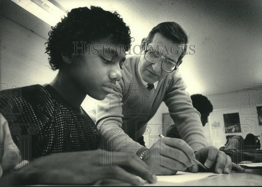 1985, Milwaukee's Vern works with Audubon Elementary School student - Historic Images