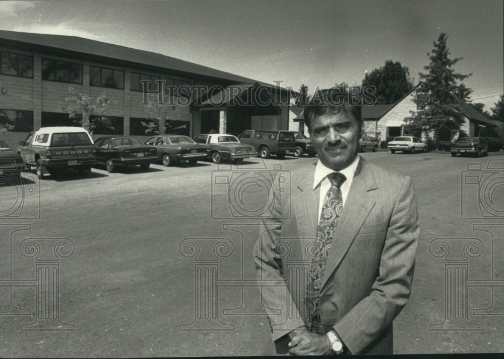 1991 Press Photo Wisconsin&#39;s Ramesh Kapur shows off his new office building - Historic Images