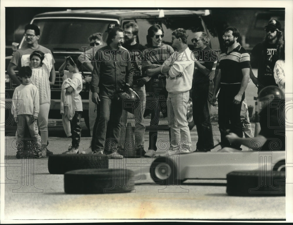 1992 Press Photo Kar Klassic practice session at the Sunset Lanes parking lot - Historic Images