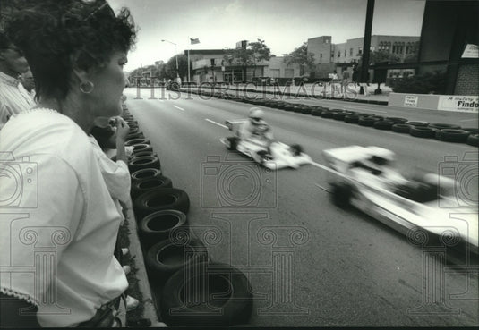 1994 Press Photo Race Enthusiasts watch the Kar Klassic in downton Waukesha - Historic Images
