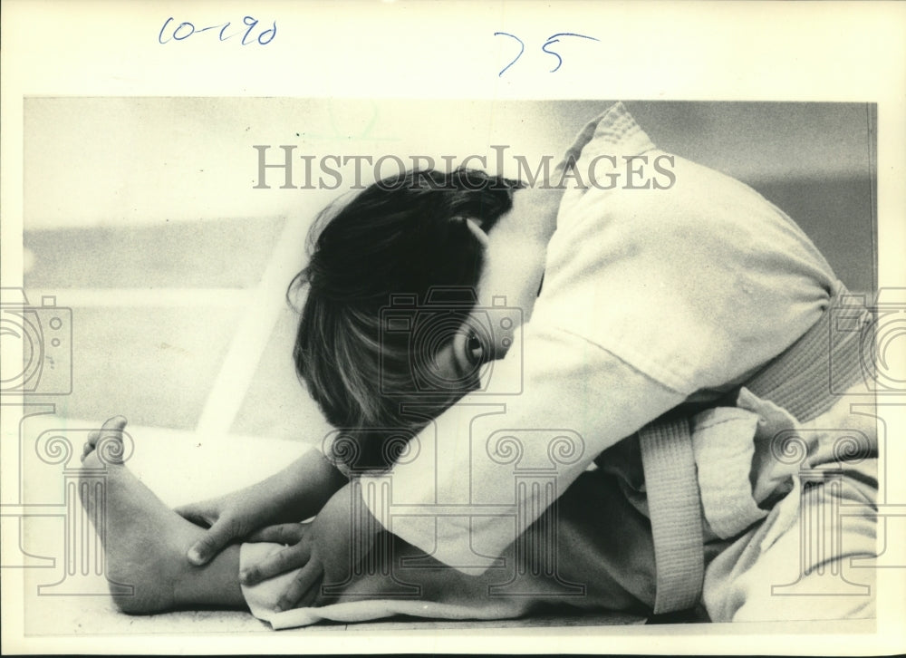 1983 Press Photo 5-year-old Karate student, Michael Panteleone, warms up- Historic Images