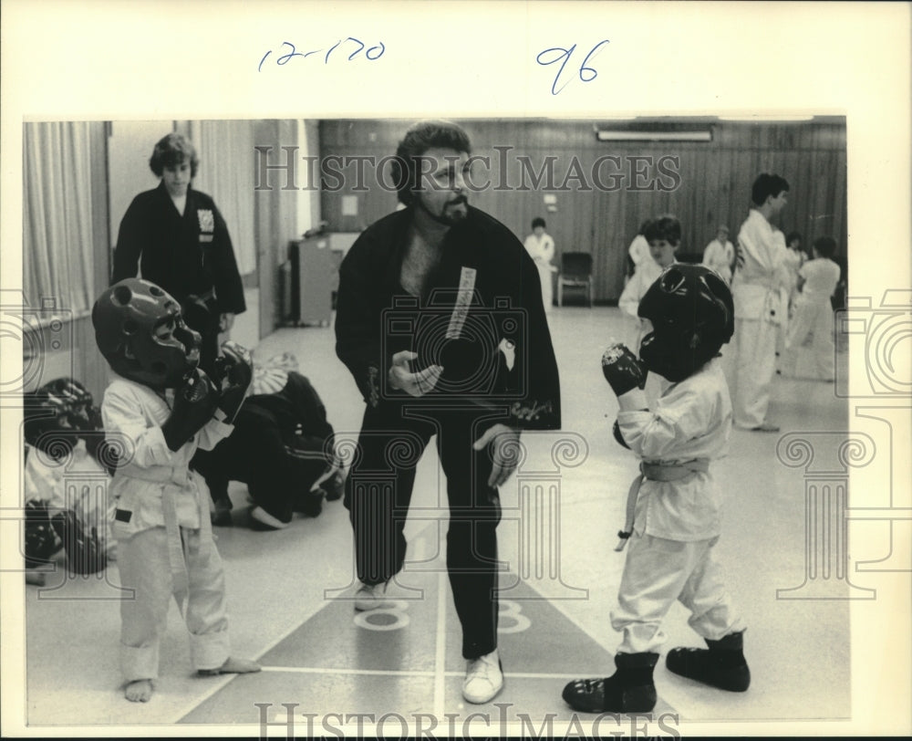 1983 Press Photo Karate instructor Joe Artesi with students in protective gear - Historic Images