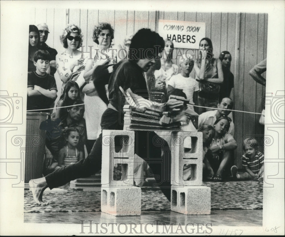 1976 Press Photo Karate - Ray Morales used his right hand to break tiles - Historic Images