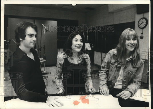 1973 Press Photo Television jingle singers in a Manhattan recording studio - Historic Images
