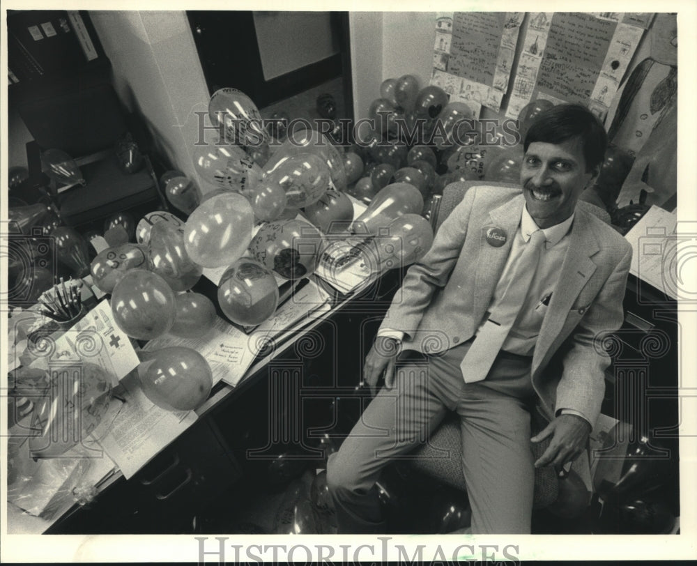 1987 Press Photo Dennis Kayon principal of Washington Elementary School - Historic Images