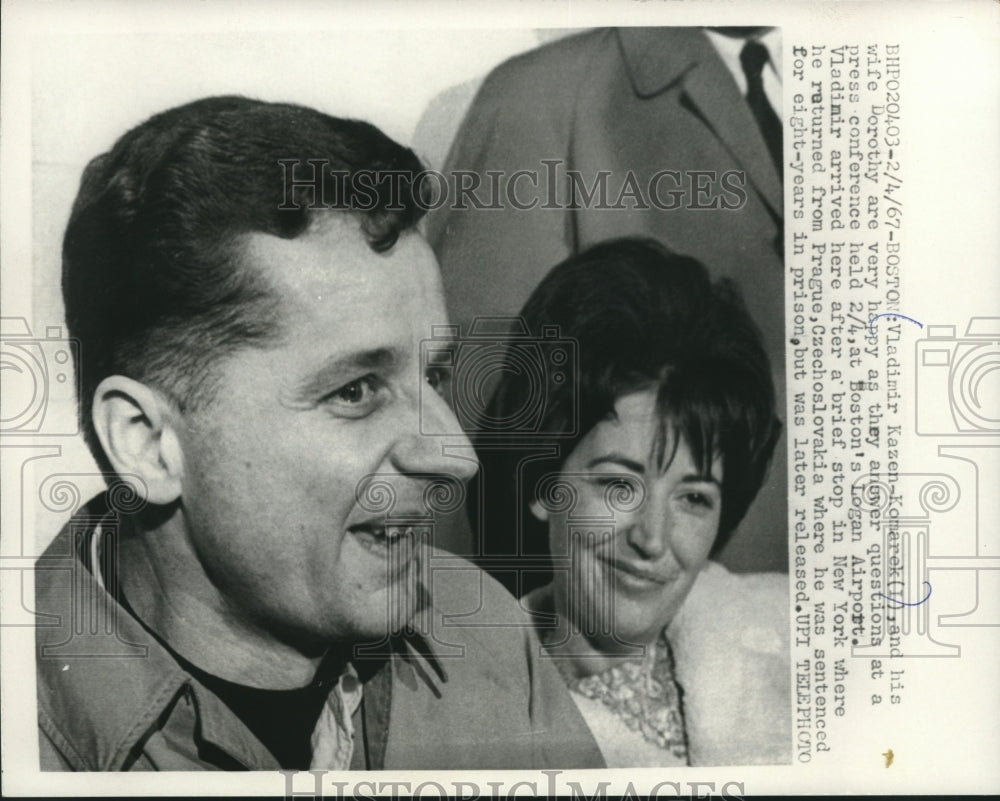1967 Press Photo Vladimir Kazen-Komarek &amp; his wife at press conference in Boston - Historic Images