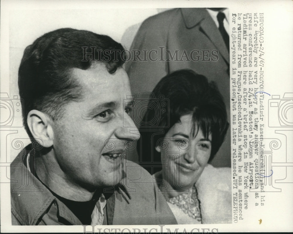 1967 Press Photo Vladimir Kazen-Komarek & his wife at press conference in Boston - Historic Images