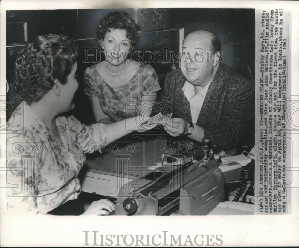 1961 Press Photo Stubby Kaye and fiance obtain marriage license in Los Angeles - Historic Images