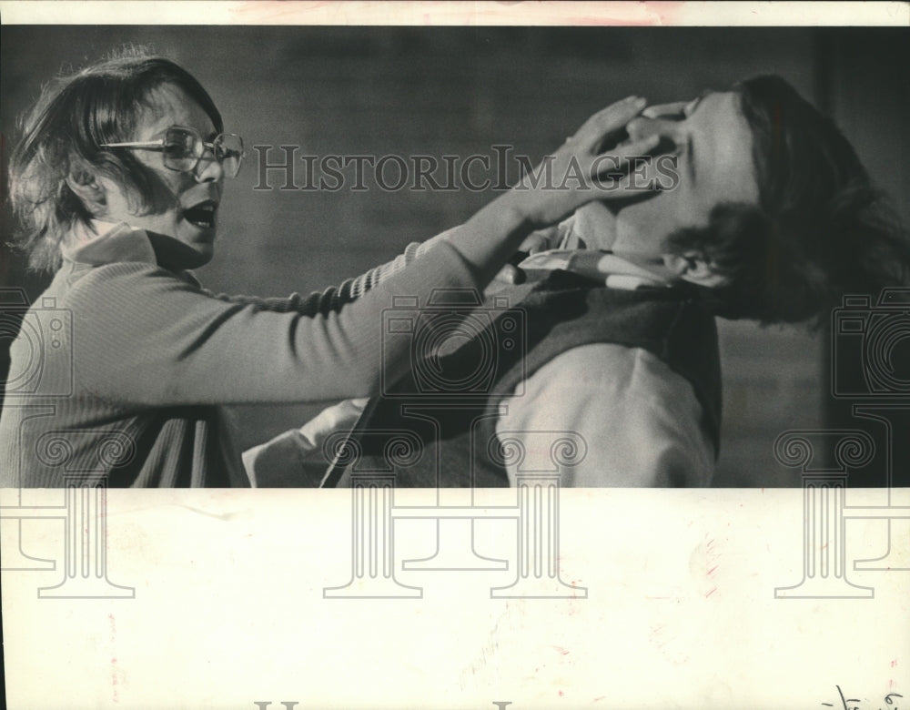 1974 Press Photo Linda Johns conducting self defense class, Milwaukee, Wisconsin - Historic Images