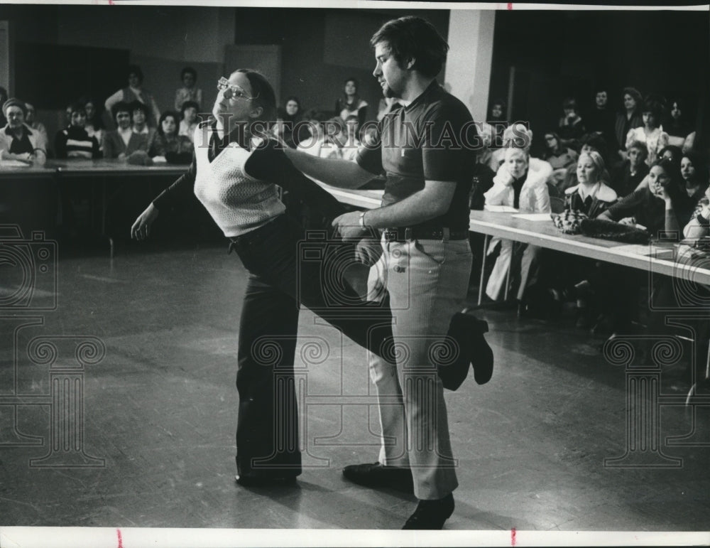 1974 Press Photo Linda Johnson self defense clinic demonstration - mjc20959 - Historic Images