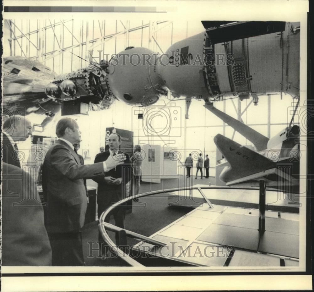 1976, President Ford at Smithsonian Institution&#39;s Air &amp; Space museum - Historic Images