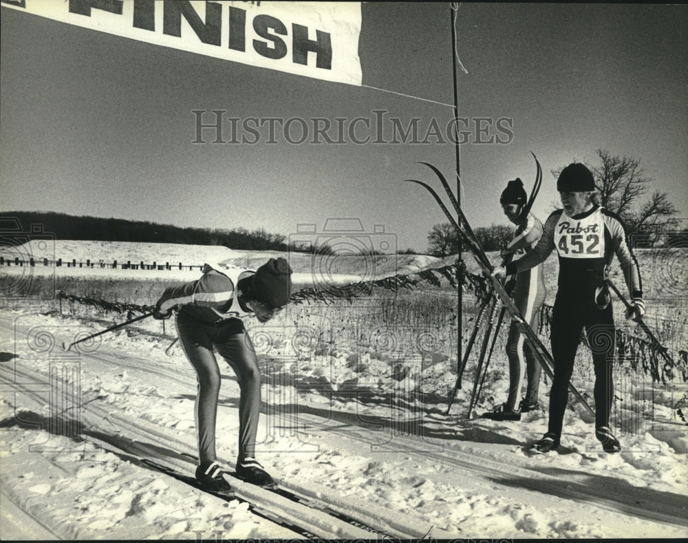 1981 Press Photo Finish line at Kettle Moraine Nordic cross country ski race - Historic Images